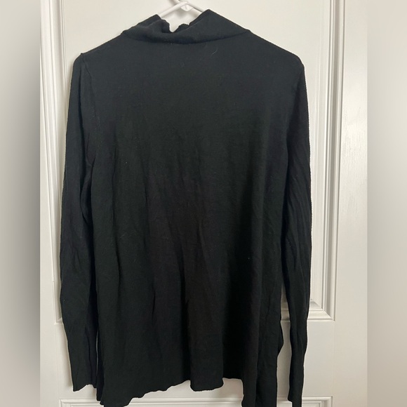 Black cardigan with scalloped type collar - Picture 2 of 5